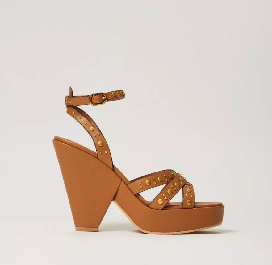 SANDALI PLATFORM IN PELLE CON BORCHIE