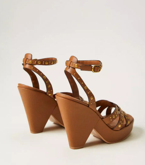 SANDALI PLATFORM IN PELLE CON BORCHIE