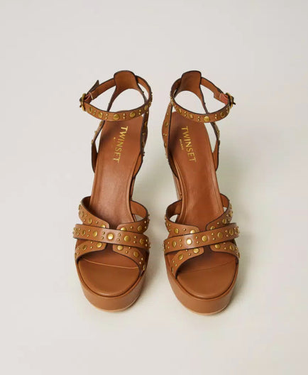SANDALI PLATFORM IN PELLE CON BORCHIE